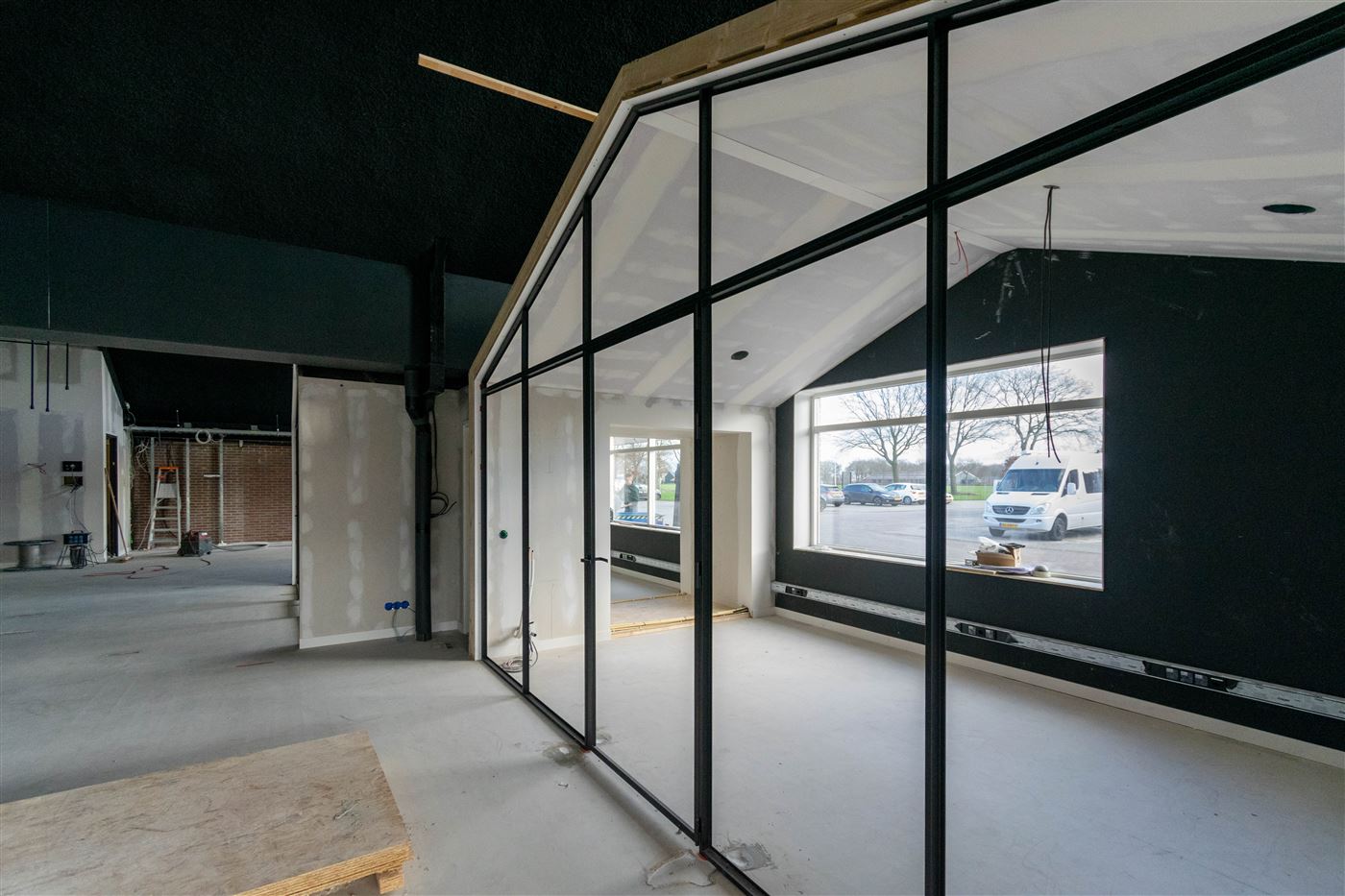 Verbouwing winkelruimte naar kantoren en showroom